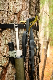 tree-hook-with-ar-15-closeup